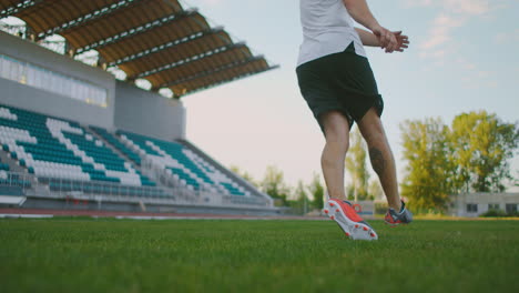 Cerrar-En-Cámara-Lenta-Pateando-Una-Pelota-De-Fútbol-Con-Zapatos-Deportivos